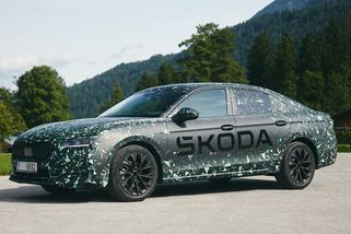 Nová Škoda Superb 2023 je venku: První fotky elegantního liftbacku ukazují, proč to Češi vyhráli na plné čáře